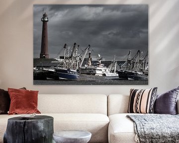 The IJmuiden lighthouse defies the threatening skies by scheepskijkerhavenfotografie