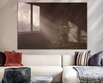 Verlaten oude kamer met door klimop overwoekerde houten stoel naast wandelschoenen en wandelstokken van Besa Art