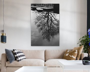 Nachdenklicher Baum in einem ruhigen See - Eleganz in Schwarz und Weiß von Carolina Reina