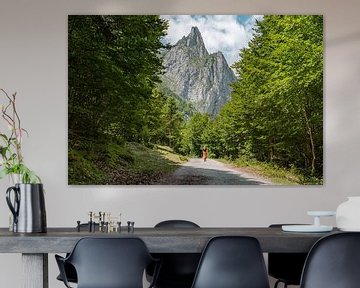 Bergstraße mit Wanderer in Frankreich von Martijn Joosse