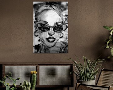 Vrouw met zonnebril in zwart-wit van Liesbeth Serlie