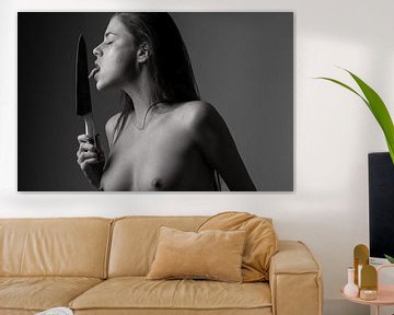 erotisches Fine Art nude Frau mit Messer von Alex Neumayer