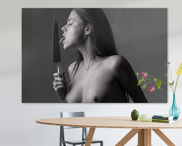 erotisches Fine Art nude Frau mit Messer von Alex Neumayer