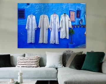 kaftans aan de muur, Chefchaouen in Marokko van Jan Fritz