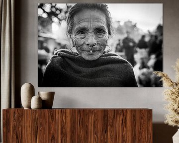 Frau mit Nasenpiercing - Portraitfotografie, schwarz-weiß