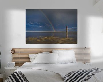 Regenbogen am Strand der Insel Texel in der Wattenmeerregion von Sjoerd van der Wal