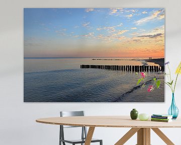 Avondlijke sfeer op het strand van de Poolse Oostzee bij Rewal van Heiko Kueverling