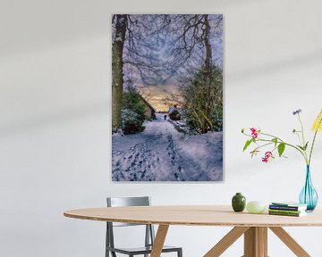 le soir tombe dans un paysage enneigé