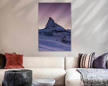 Matterhorn im Dämmerungslicht bei Sonnenuntergang im Winter