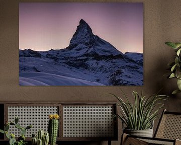 Matterhorn bei Zermatt Schweiz im Dämmerungslicht bei Sonnenuntergang im Winter.