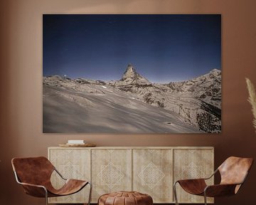 Matterhorn in het maanlicht na zonsondergang in de winter
