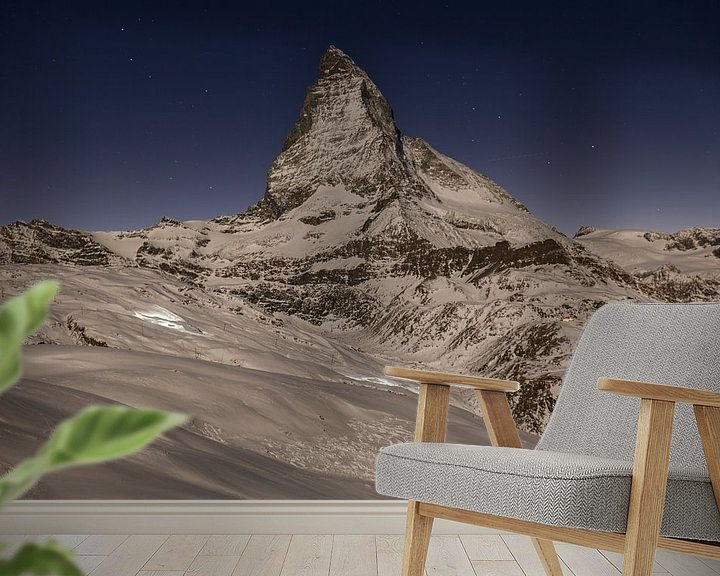 Beispiel fototapete: Verschneites Matterhorn im Mondschein nach dem Sonnenuntergang im Winter von Martin Steiner