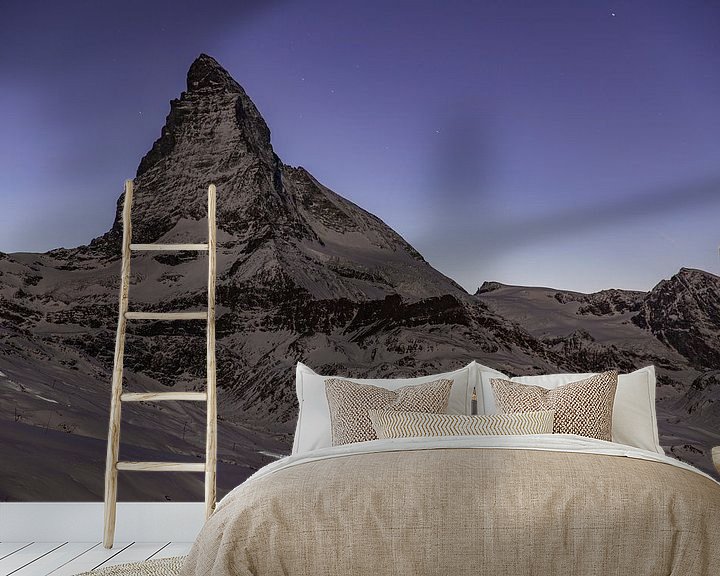 Beispiel fototapete: Verschneites Matterhorn im Mondschein nach dem Sonnenuntergang im Winter von Martin Steiner