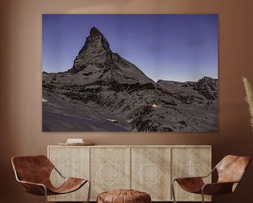 Verschneites Matterhorn im Mondschein nach dem Sonnenuntergang im Winter