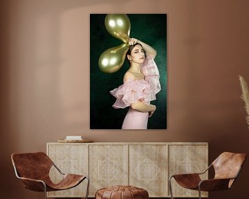 Vrouw met roze jurk en gouden ballonnen