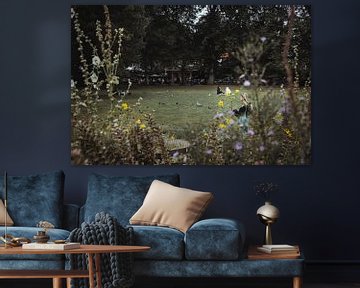 Doorkijkje met wilde bloemen | Reisfotografie fine art foto print | Engeland, UK van Sanne Dost