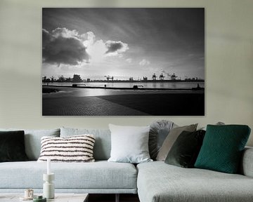 Zon door de wolken - Rotterdamse Havens van Brenda van der Hoek