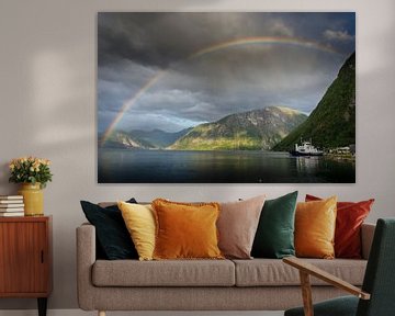 Spektakulärer Regenbogen über dem Fjord bei Eidsdal (Norwegen)