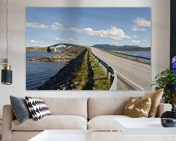 De beroemdste brug van de Atlanerhavsveien aan de Noorse kust bij Kristiansund..