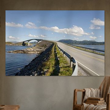 Le pont le plus célèbre de l'Atlanerhavsveien sur la côte norvégienne à Kristiansund...