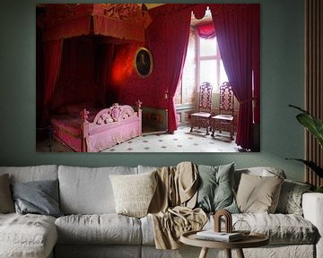 Antiek nostalgisch roze hemelbed in rode slaapkamer van Richard Pruim