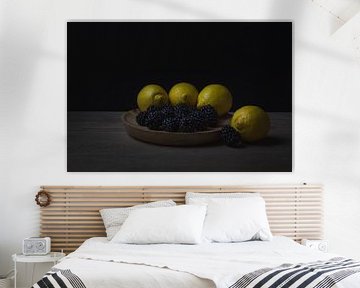 Stilleven met citroenen en bramen van John van de Gazelle fotografie