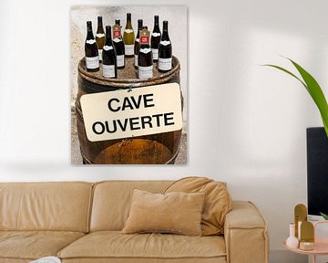 Flessen wijn op wijnvat met bord 'Cave Ouverte'