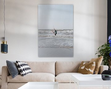 Kitesurfer in Noordwijk aan Zee | Pastelkleuren | Strand fotografie Nederland | Wall art | Fine art  van Alblasfotografie
