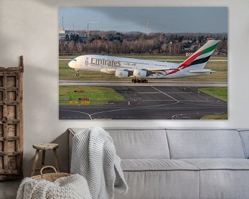 Een Airbus A380 van Emirates stijgt op van Flughafen Düsseldorf. van Jaap van den Berg