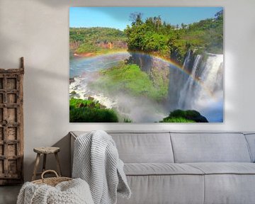Natuurwonder Iguazu watervallen met regenboog van Thomas Zacharias