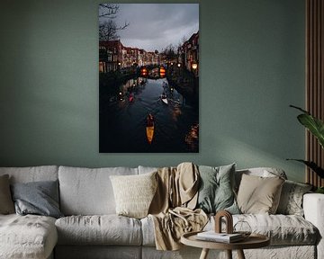 Kanoënde mensen in de schemering op een Nederlands kanaal in Leiden | Fine Art fotoprints
