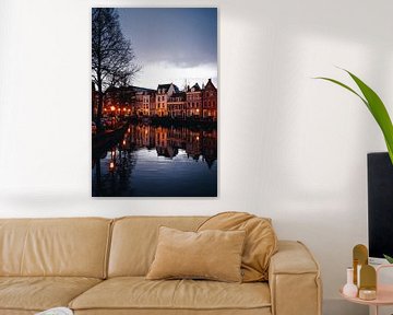 Grachtengordel in de schemering op een Nederlands kanaal in Leiden | Fine Art fotoprints