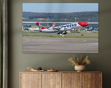 Un Airbus A340-300 de la compagnie suisse Edelweiss décolle de l'aéroport de Zurich. sur Jaap van den Berg