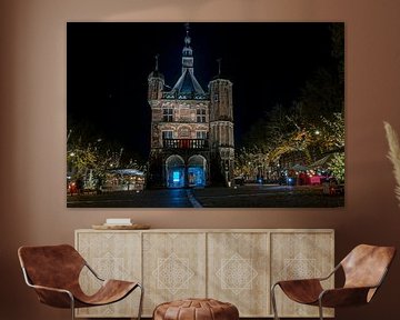 Historisch Waag gebouw in Deventer bij nacht in Nederland van Eye on You