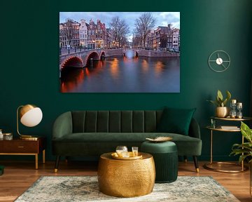 Stadsgezicht aan de Keizersgracht in Amsterdam bij zonsondergang in Nederland van Eye on You