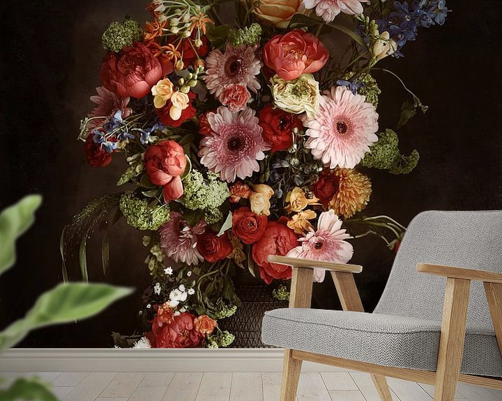 Sfeerimpressie behang: Stilleven uitbundig en bont bloemen boeket met slakken en zonnebloem van Willie Kers