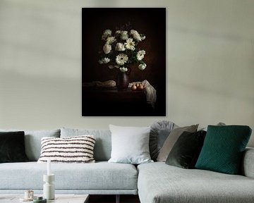 Stilleven van Witte gerbera's en rozen met stoofperen in bruine kruik | kunstfotografie Nederland