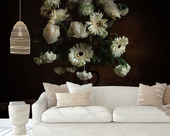 Sfeerimpressie behang: Stilleven van Witte gerbera's en rozen met stoofperen in bruine kruik | kunstfotografie Nederland van Willie Kers