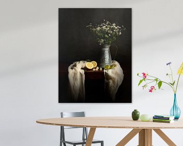 Nature morte de marguerites et de citrons dans un vase en zinc | Photographie de maîtres hollandais 
