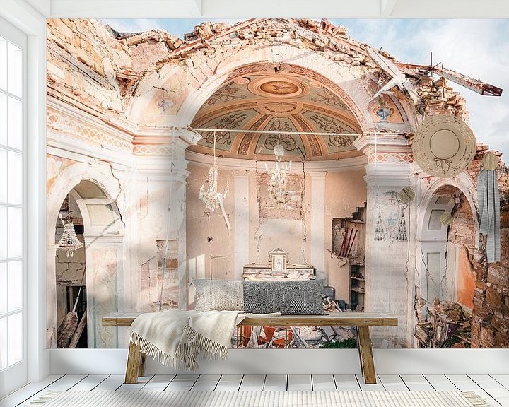 Sfeerimpressie behang: Verlaten Kerk in Verval. van Roman Robroek