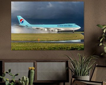 Eine Boeing 747-400 Frachtmaschine der Korean Air Cargo ist soeben auf der klatschnassen Polderbaan  von Jaap van den Berg