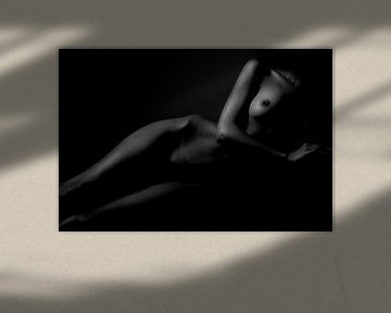 Künstlerischer Akt einer Frau in Schwarz und Weiß von Art By Dominic