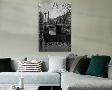 Prinsengracht mit Westertoren an einem nebligen Tag. von Peter Bartelings