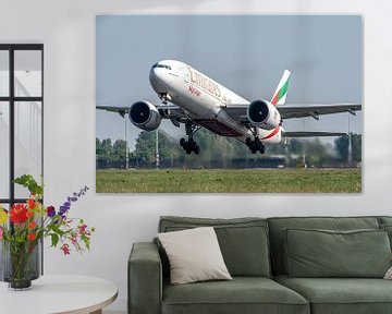 Een Boeing 777 vrachtvliegtuig van Emirates SkyCargo stijgt op van de Polderbaan. van Jaap van den Berg