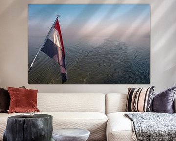 Nederlandse vlag met op de achtergrond water en mistig weer van Jolanda Aalbers