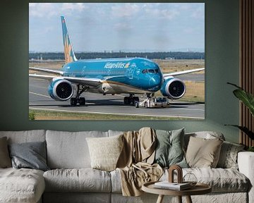 Een Boeing 787-9 van Vietnam Airlines wordt gesleept en naar de terminal gebracht voor haar vertrek 