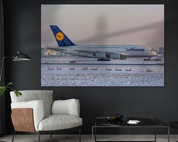 Un Airbus A380 de Lufthansa est remorqué vers un hangar. sur Jaap van den Berg