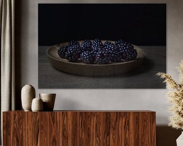 Dunkles und stimmungsvolles Stillleben mit Brombeeren in einer Holzschale von John van de Gazelle fotografie