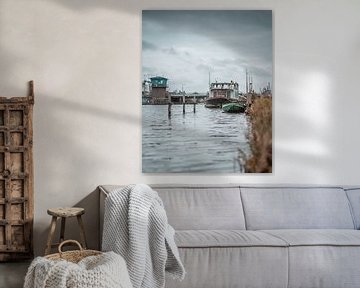 Boten en brug langs rivier (Nederlands landschap) van Jonai