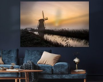 Windmolen en mistige zonsopkomst